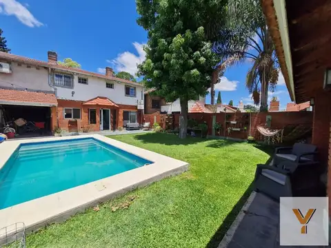 Casa en Venta con 2 cocheras