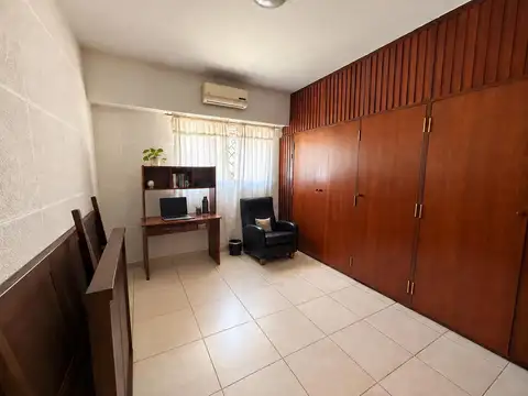 CASA al FRENTE en ABASTO tres dormitorios comodin garaje con patio y terraza