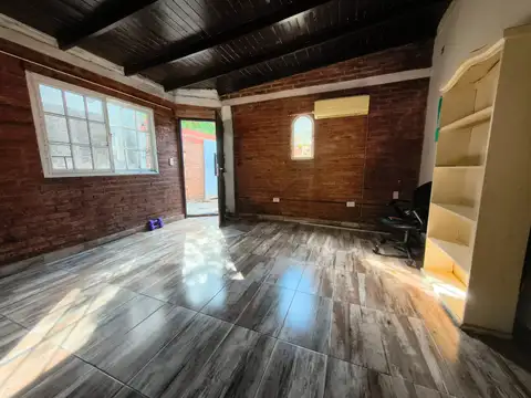 PH en alquiler 4 ambientes con patio y parrilla.