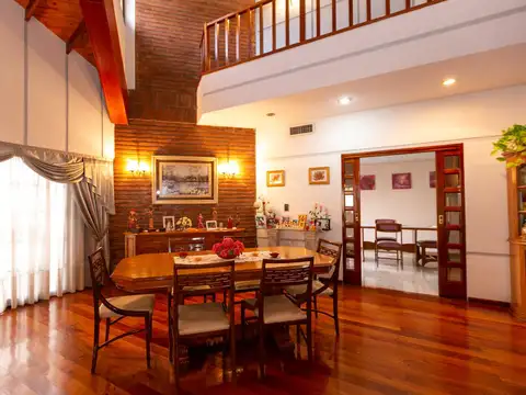 Casa en Venta con 3 cocheras
