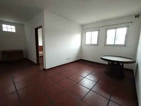 EXCELENTE PROPIEDAD DE 2 AMBIENTES CON COCHERA