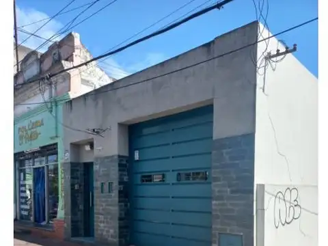 Casa de 4 dormitorios ,local comercial , jardin parquizado . Baigorria 974