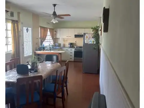 Casa de 4 dormitorios ,local comercial , jardin parquizado . Baigorria 974