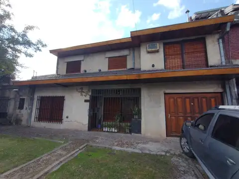 Casa robusta de 5 dormitorios y parque.