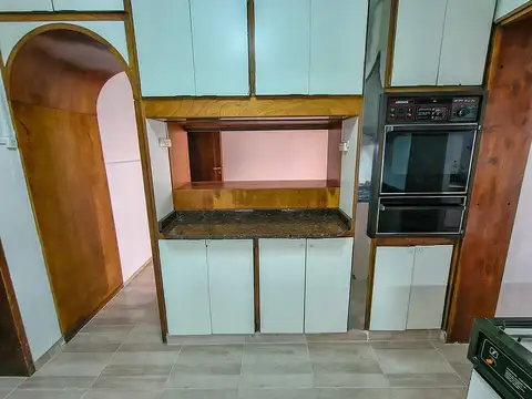 Casa 6 ambientes con 2 baños