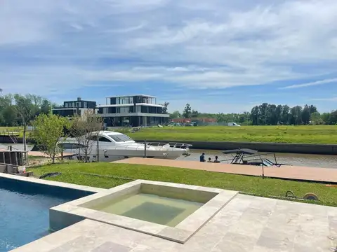 Casa en Venta con 2 cocheras