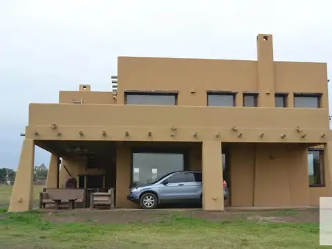 Casa en venta - 3 Dormitorios 3 Baños - 270Mts2 - San Pedro