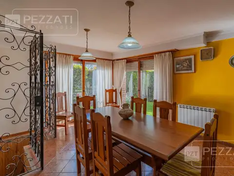 Casa en  venta . En dos plantas. Garage doble. Jardin. Zona Los Pinares