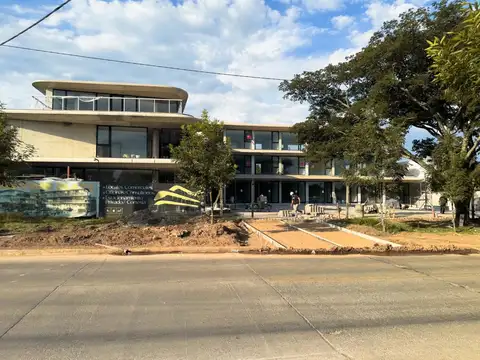 Local comercial en PB con vidriera y cochera en subsuelo