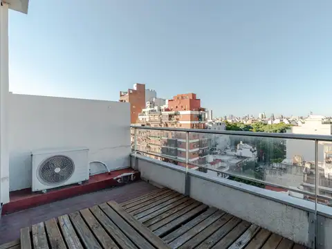 LUMINOSA OFICINA DE DOS AMBIENTES SEMI PISO ALTO, EN CABALLITO, CERCA DE TODO.