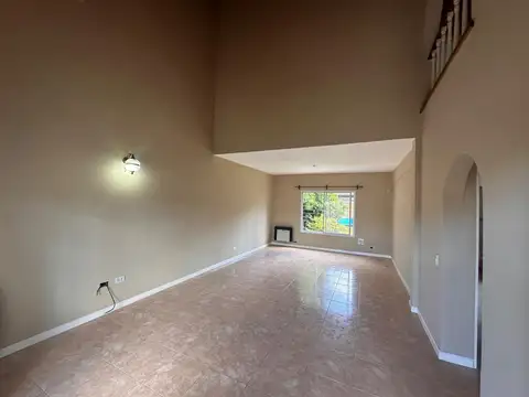 Casa 4 ambientes con 2 baños