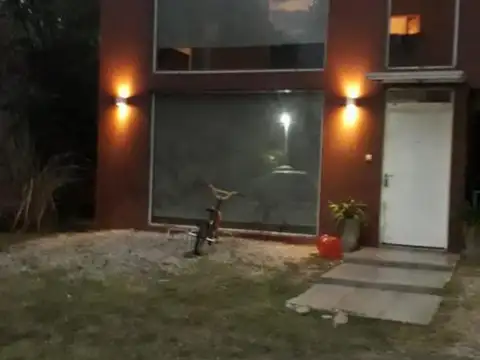 Casa en venta - 3 habitaciones 2 baños - pileta patio - 210mts2 - Esteban Echeverria