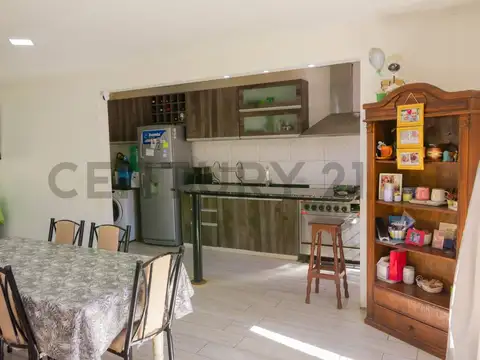 Casa 4 ambientes con 2 baños