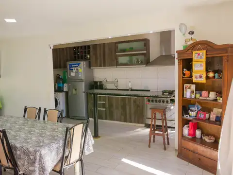 Casa 4 ambientes con 2 baños