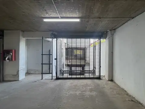 VENTA | Cochera cubierta a pasos de Plaza 25 de Mayo.