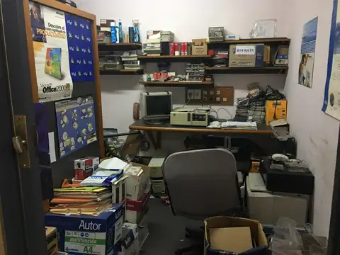 OFICINA, RECEPCION MAS 3 DESPACHOS, BAÑO PRIVADO , MAIPU 50 EXCELENTE UBICACION