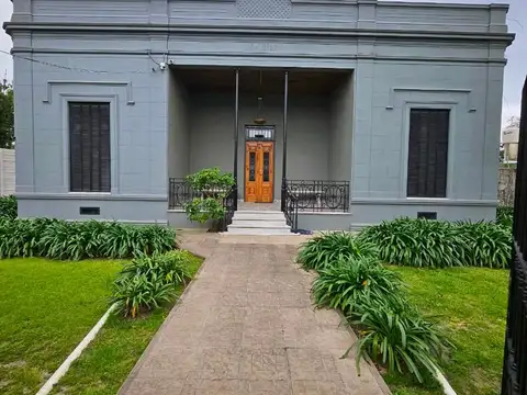 CASA EN VENTA EN LOMAS DE ZAMORA CON PARQUE