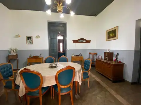 CASA EN VENTA EN LOMAS DE ZAMORA CON PARQUE