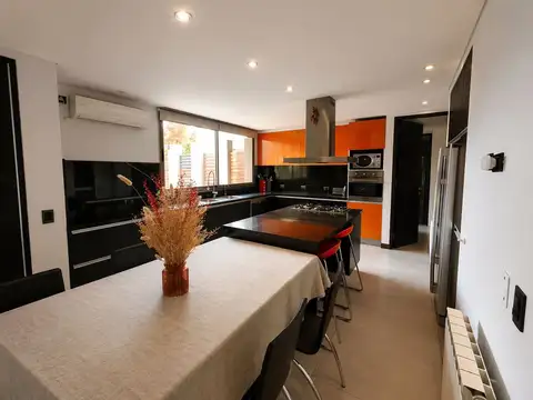 Casa 5 ambientes con 4 baños