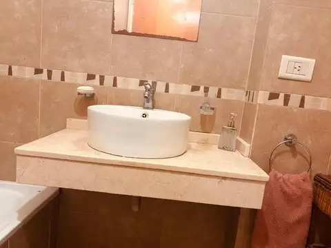 VENTA DEPARTAMENTO MONOAMBIENTE AL FRENTE SUPER LUMINOSO SOBRE AVENIDA CON BALCON  IMPECALBE