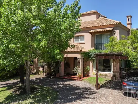 Casa en Venta con 3 cocheras