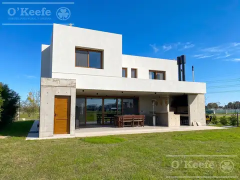 Casa en Venta con 2 cocheras