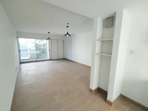 Monoambiente en alquiler con cochera - Alem 2400