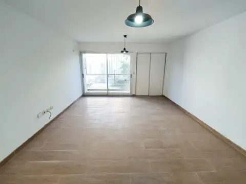 Monoambiente en alquiler con cochera - Alem 2400