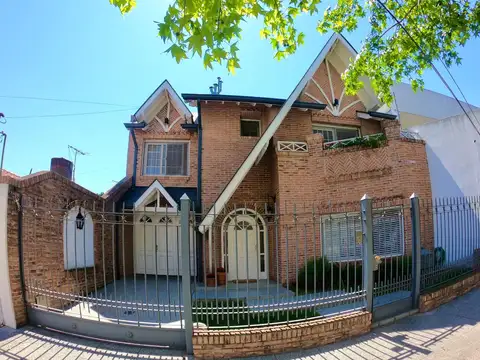 Chalet 6 ambientes en venta. Lomas del mirador