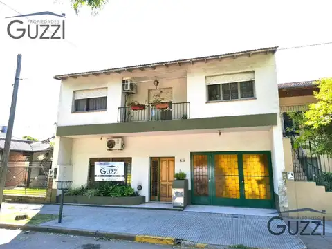 Excelente casa funcional de 4 ambientes sobre lote de 10 x 45 en Villa Adelina