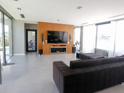 Casa en Alquiler con 3 cocheras