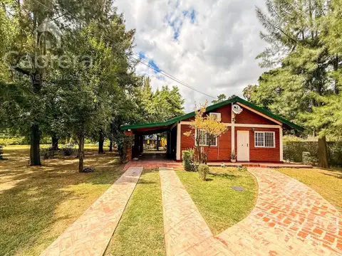 Venta casa de 2 dormitorios, jardín y pileta, en La Plata