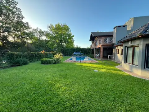 Casa en Venta con 2 cocheras
