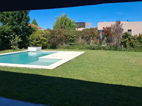 Casa en planta baja a la venta en barrio Santa juana. Cannin