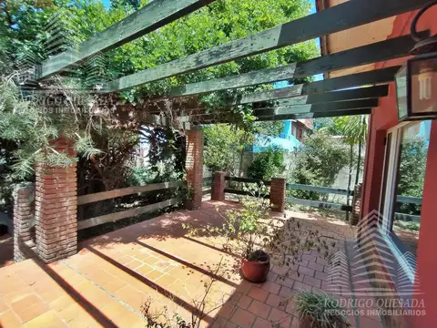 Casa 6 ambientes con 2 baños