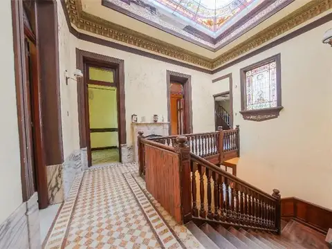 Residencia con Elegancia Edilicia en zona Estratégica...