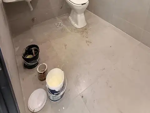 Edificio de tres pìsos con desarrollo industrial -