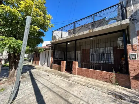 PH 5 ambientes al frente con entrada independiente y cochera.