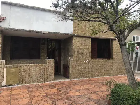 Casa en venta - Calle 65 entre 136 y 137 - Los Hornos