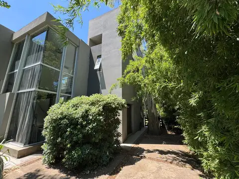 Casa en Venta con 3 cocheras