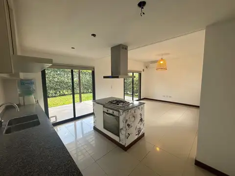 Casa en Alquiler con 2 cocheras