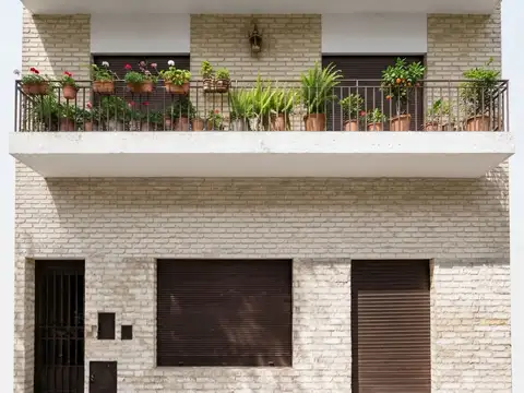 GRAN CASA CON LOCAL COMERCIAL EN L.AGOTE ROSARIO