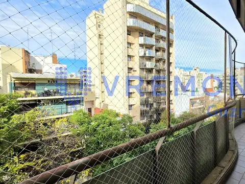 Departamento de 3 ambientes con balcón al frente