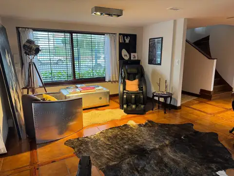 Casa en Alquiler con 3 cocheras