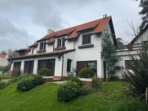 Chalet 5 Ambientes con garage y jardín en alquiler - Quintana al 3700