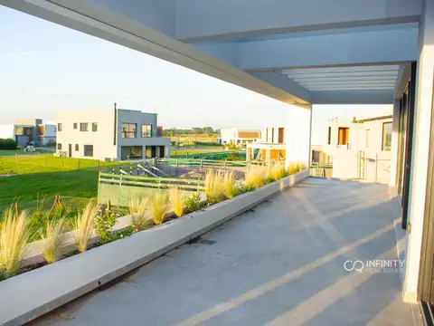 Casa en Venta con 3 cocheras