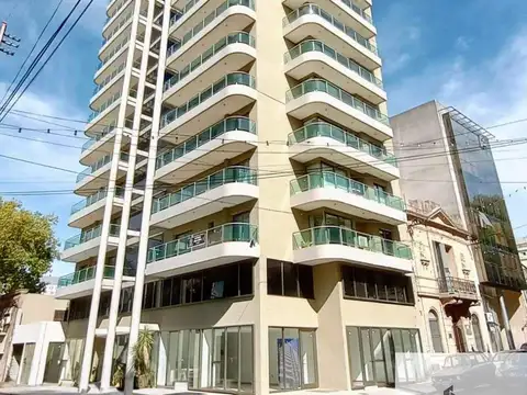 Departamento 2 dormitorios con balcón continuo y cochera