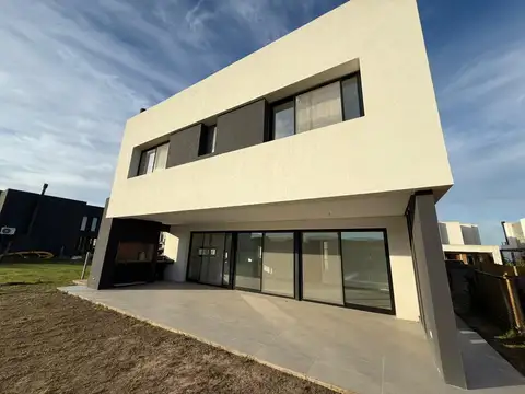 Casa a estrebar en  Vila Marina II lote interno