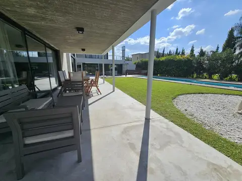 Casa en Venta con 2 cocheras