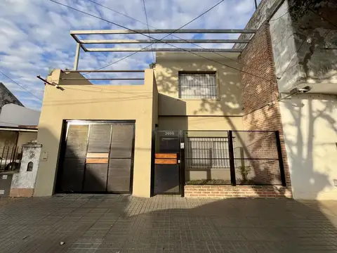 Comodísima e impecable casa en venta en Munro con ingreso por dos calles, patio y terraza.